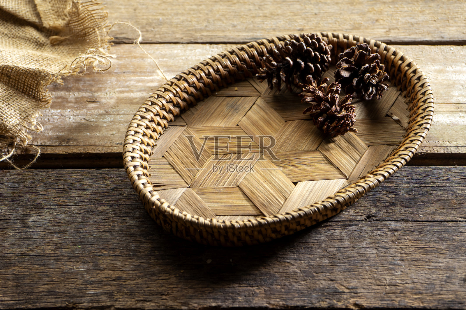 用松果编织篮子照片摄影图片