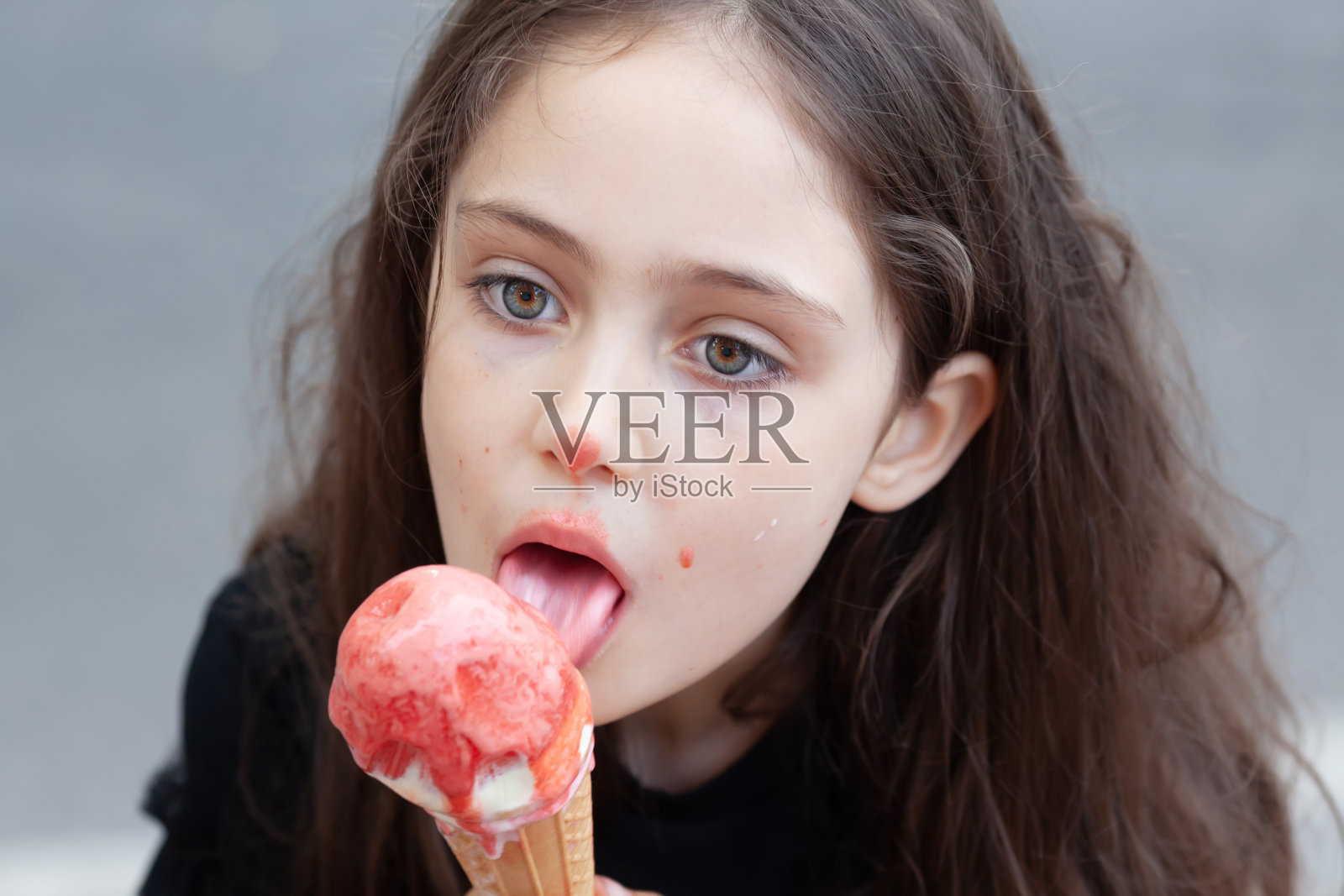 一个吃冰淇淋的小女孩的肖像照片摄影图片