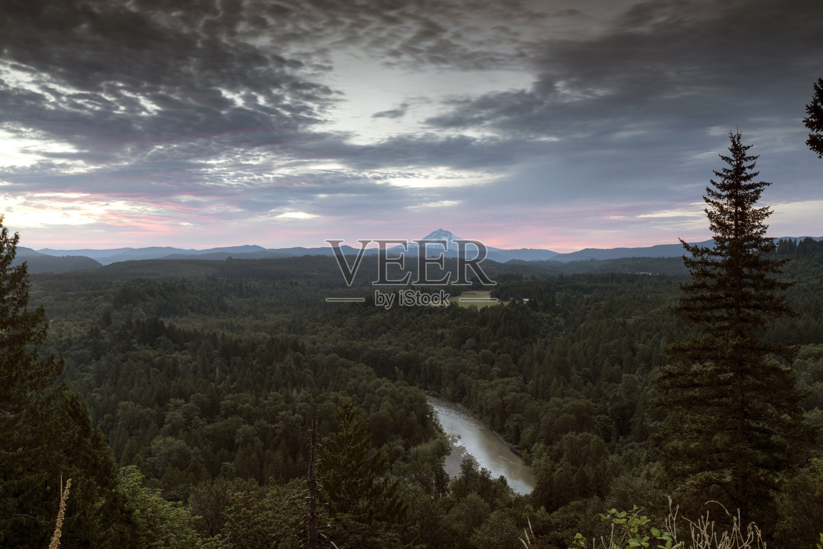 在俄勒冈州桑迪的胡德山和鲍威尔山谷的日出，摄于夏天照片摄影图片
