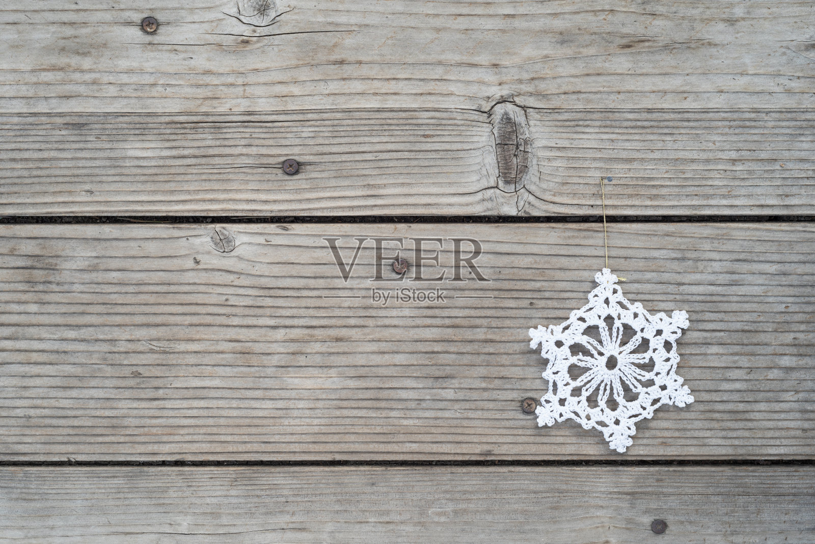 白色桌布假日雪花在风化的木材背景照片摄影图片