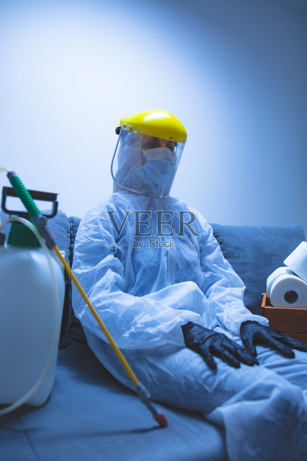 人用卫生纸库存和保护性抗病毒口罩、工作服、头盔和化学去污喷雾器瓶在家隔离。照片摄影图片