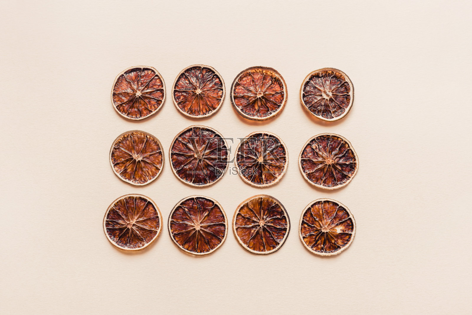 干柠檬片。一个自然的零食。照片摄影图片