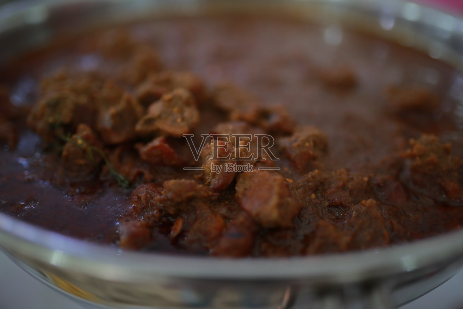 印度喀拉拉邦，南印度菜辣牛肉炒。配菜酥油米饭，阿帕姆，帕罗干酪，布丁，面包和薄饼，喀拉拉邦菜，水牛烤/肉辣椒炒椰子。印度香料烹饪,照片摄影图片