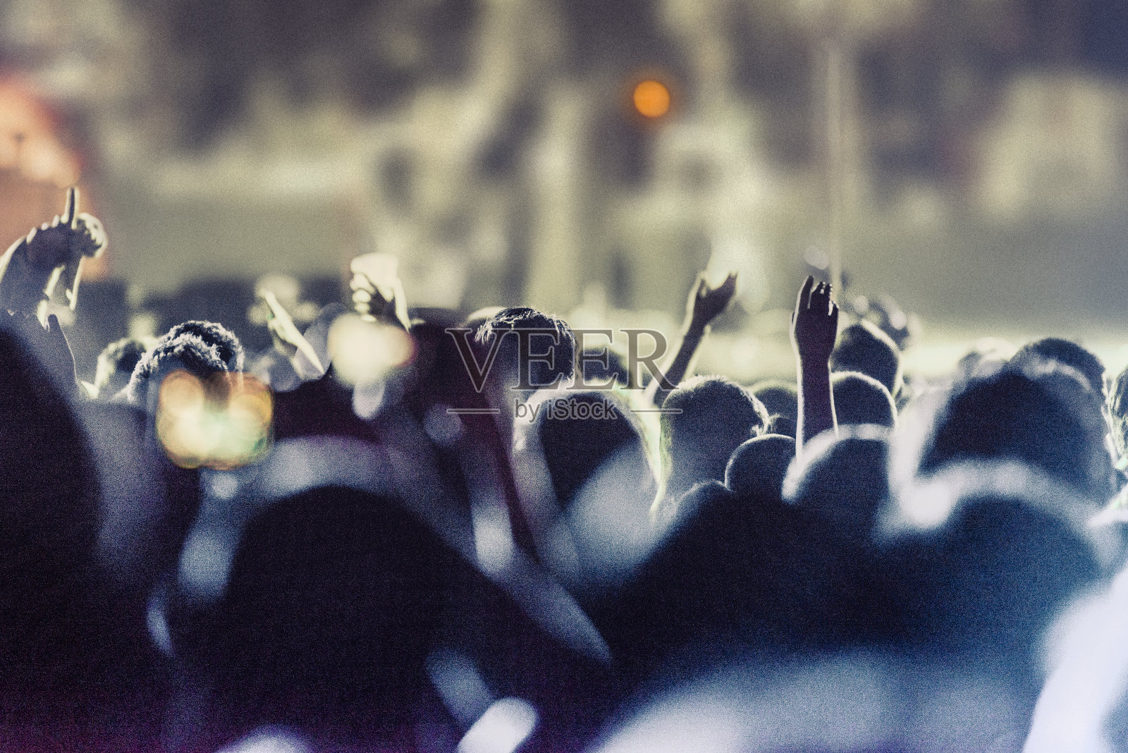 摇滚音乐会上欢呼的人群照片摄影图片