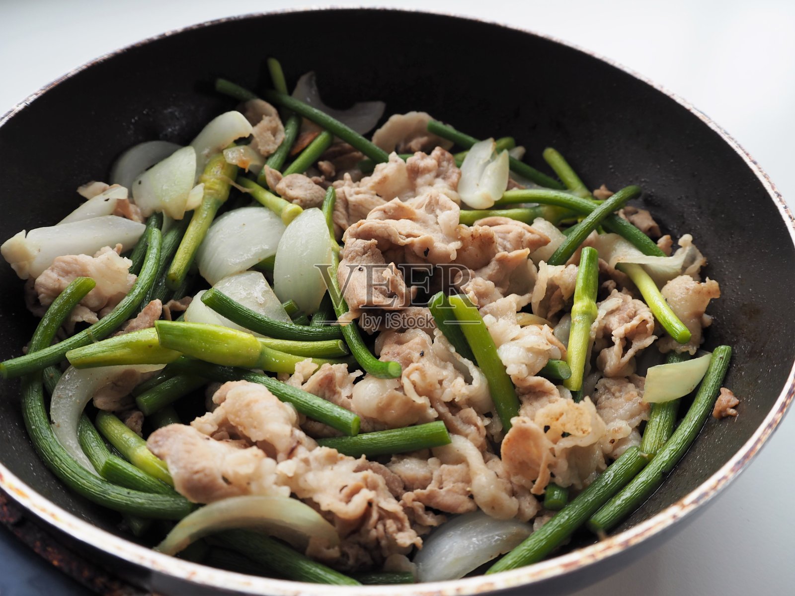 用平底锅煸炒蒜头和猪肉照片摄影图片