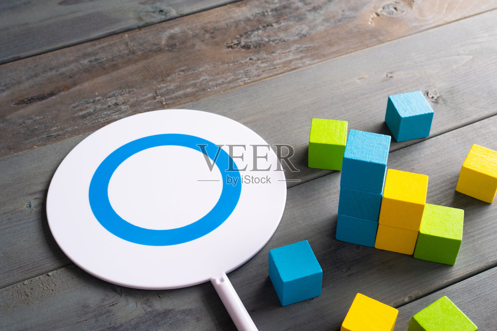 可以用木制玩具积木做标记和图形照片摄影图片