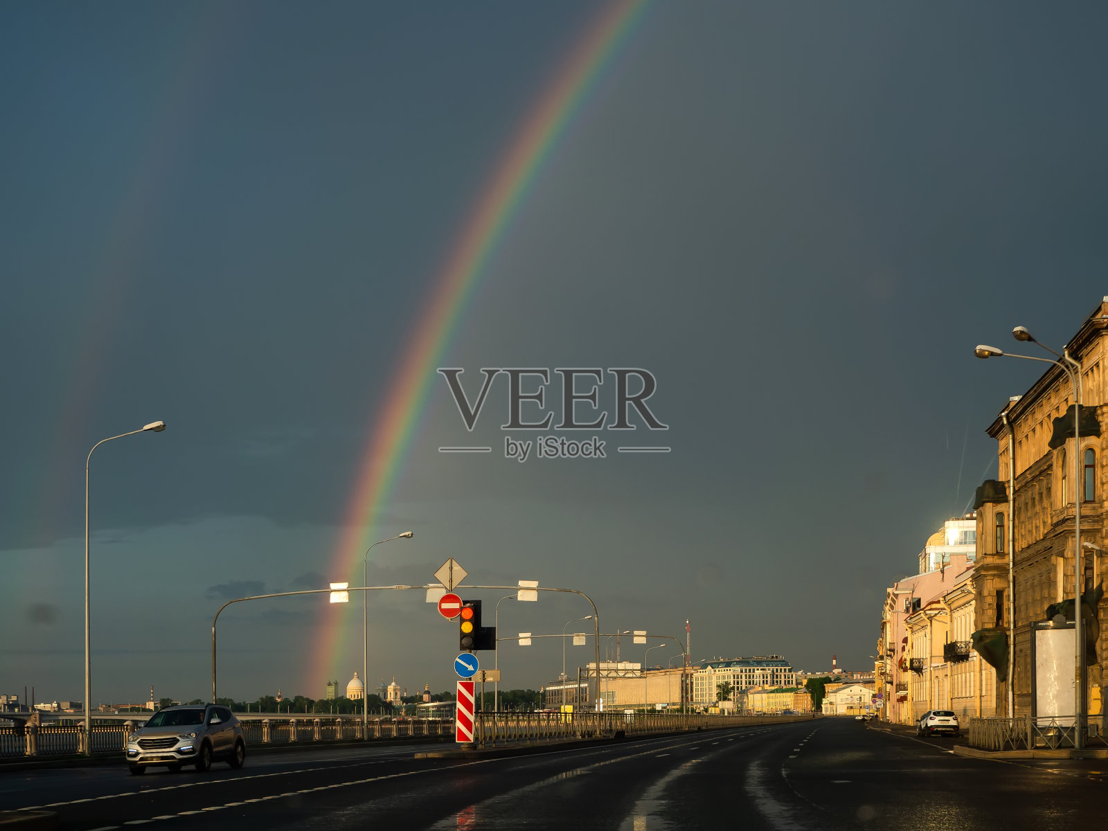 圣彼得堡堤岸上的清晨彩虹照片摄影图片