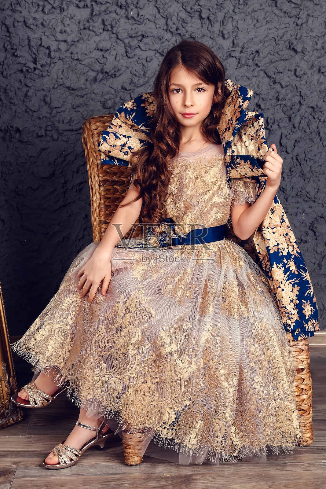 漂亮的小女孩穿着化装服去参加新年的狂欢节。照片摄影图片