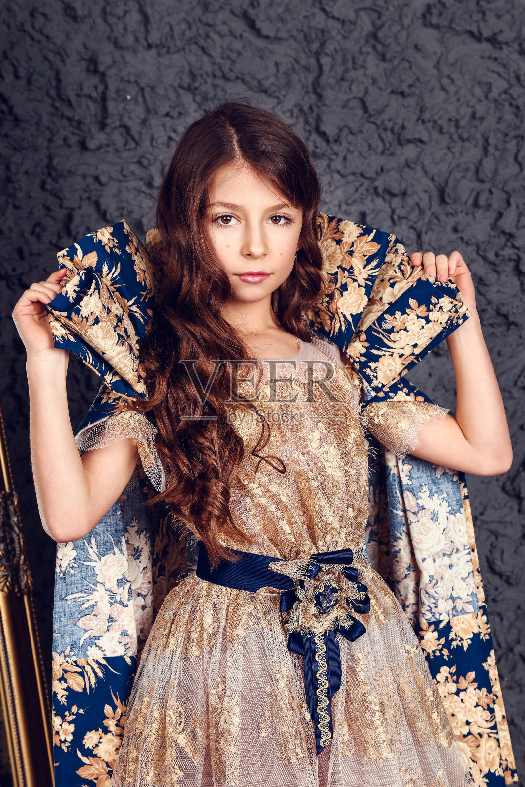 漂亮的小女孩穿着化装服去参加新年的狂欢节。照片摄影图片