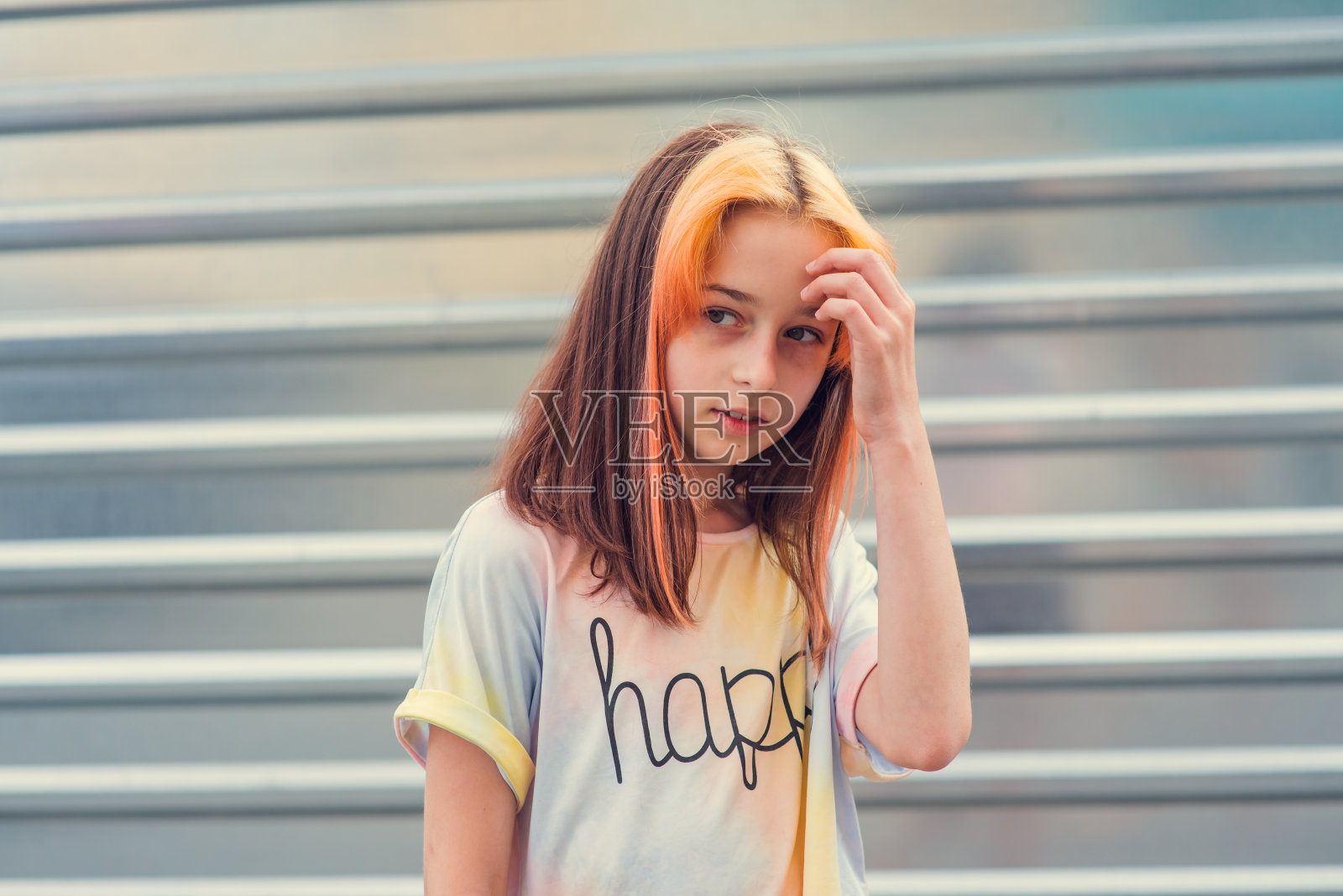 女孩顺从的肖像。一个孩子白天在外面。学校里的漂亮女孩照片摄影图片