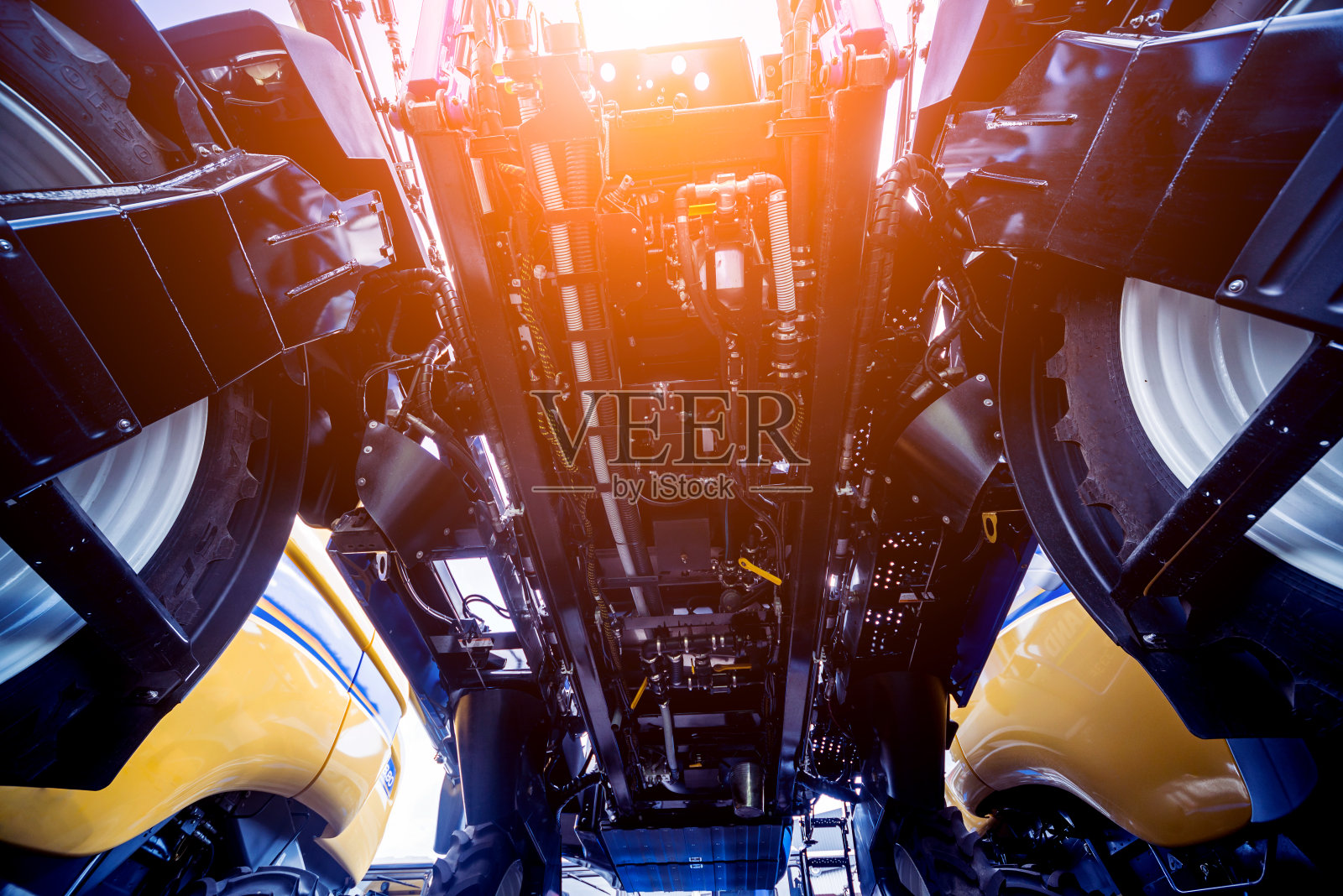 现代农业机械设备。黄色农业收获机。照片摄影图片