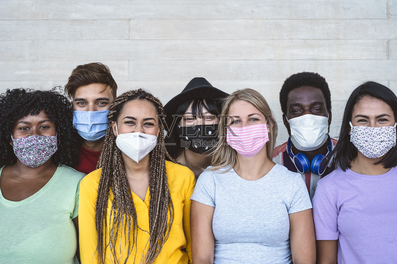 戴口罩预防冠状病毒爆发的年轻人群体-不同年龄和文化画像的千禧一代朋友-冠状病毒疾病和青年多民族观念照片摄影图片