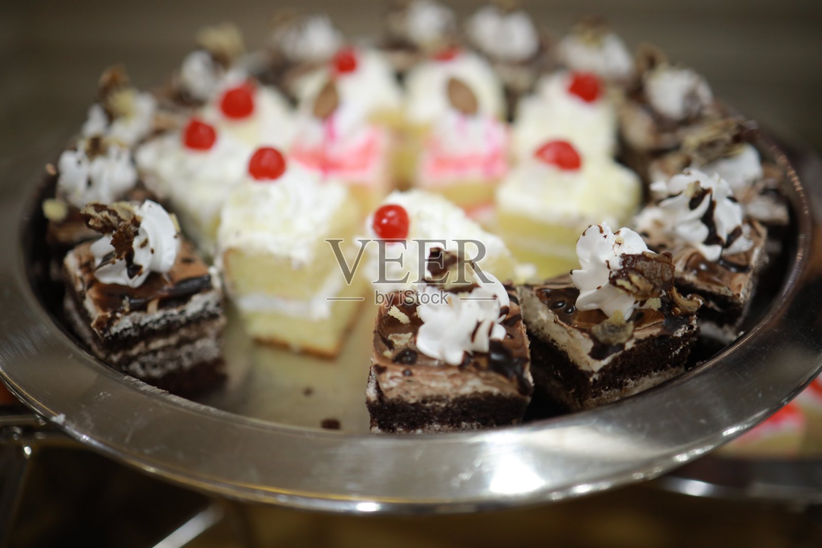 有玫瑰和甜甜圈的印度婚宴蛋糕。美丽的婚礼蛋糕在浪漫的风格。照片摄影图片