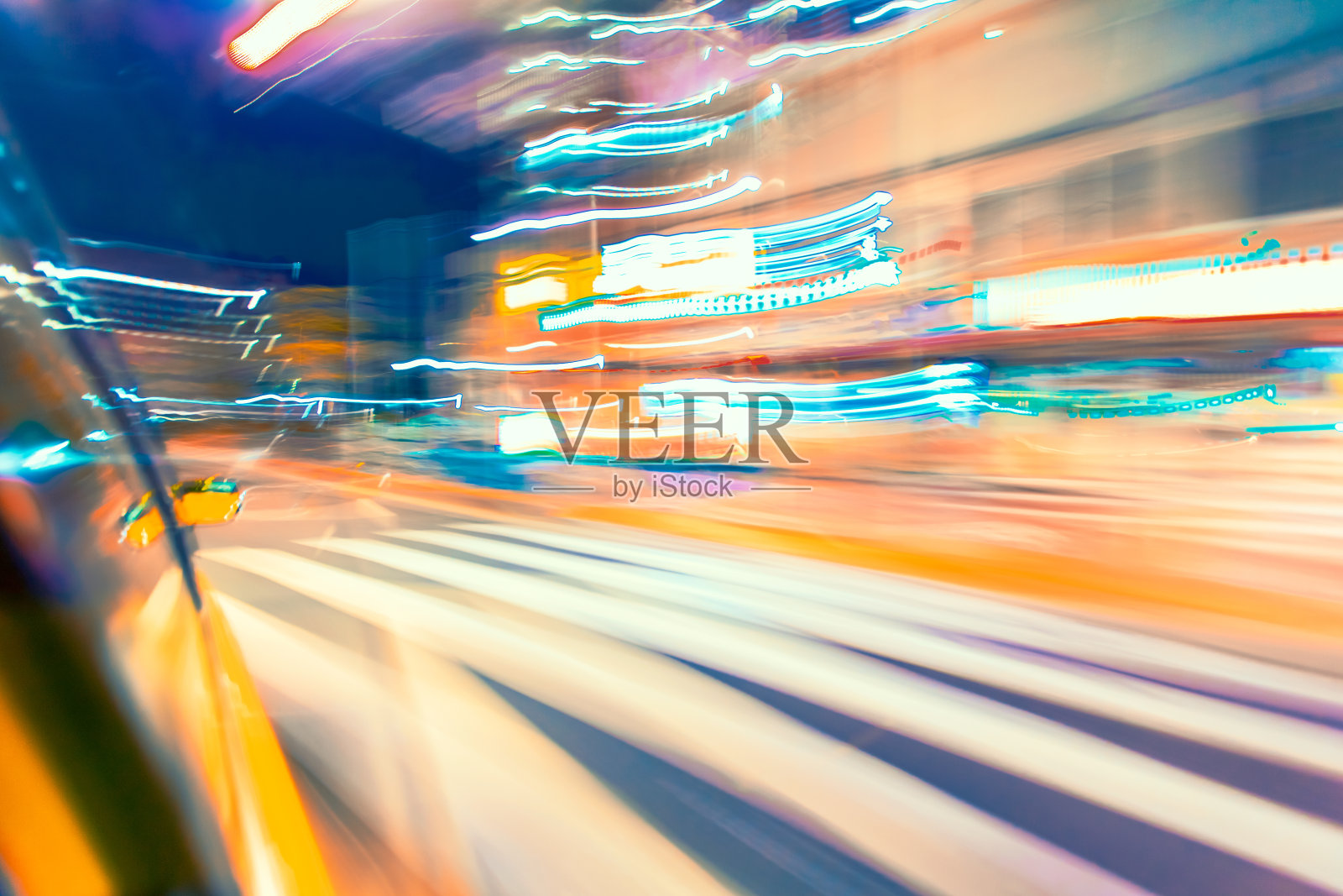 运动模糊驾驶通过城市照片摄影图片