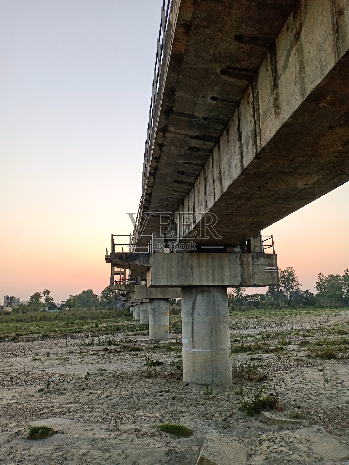 这是铁路桥的照片。照片摄影图片