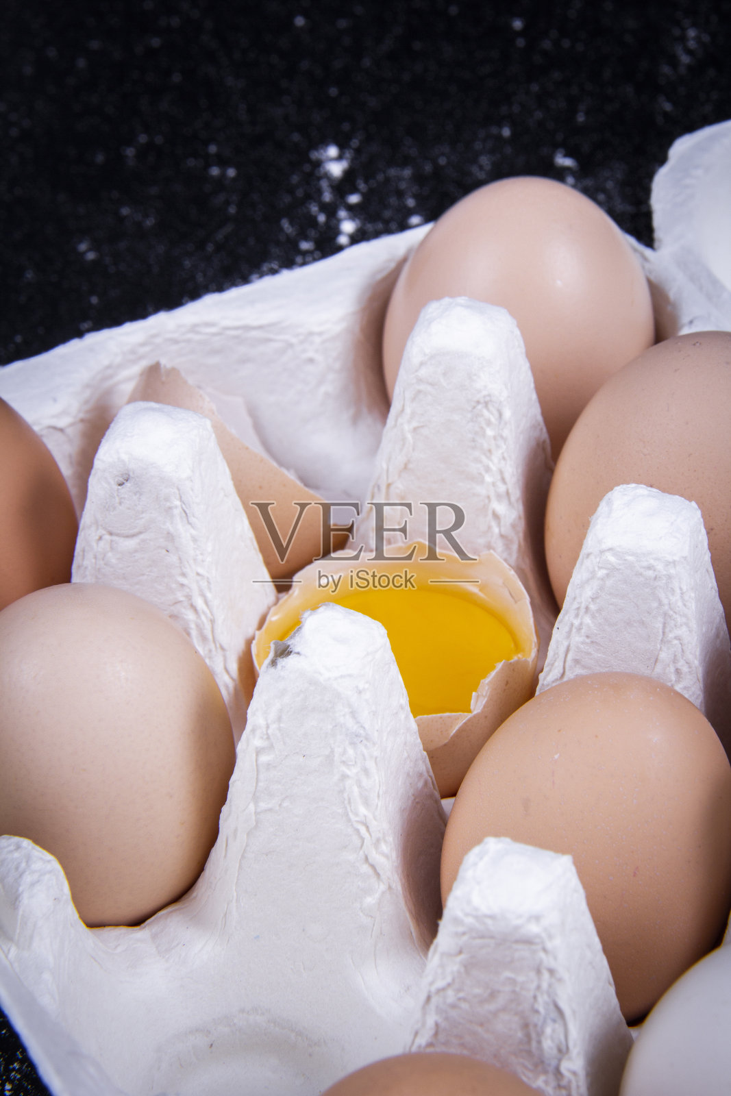 完整鸡蛋和破鸡蛋特写照片摄影图片