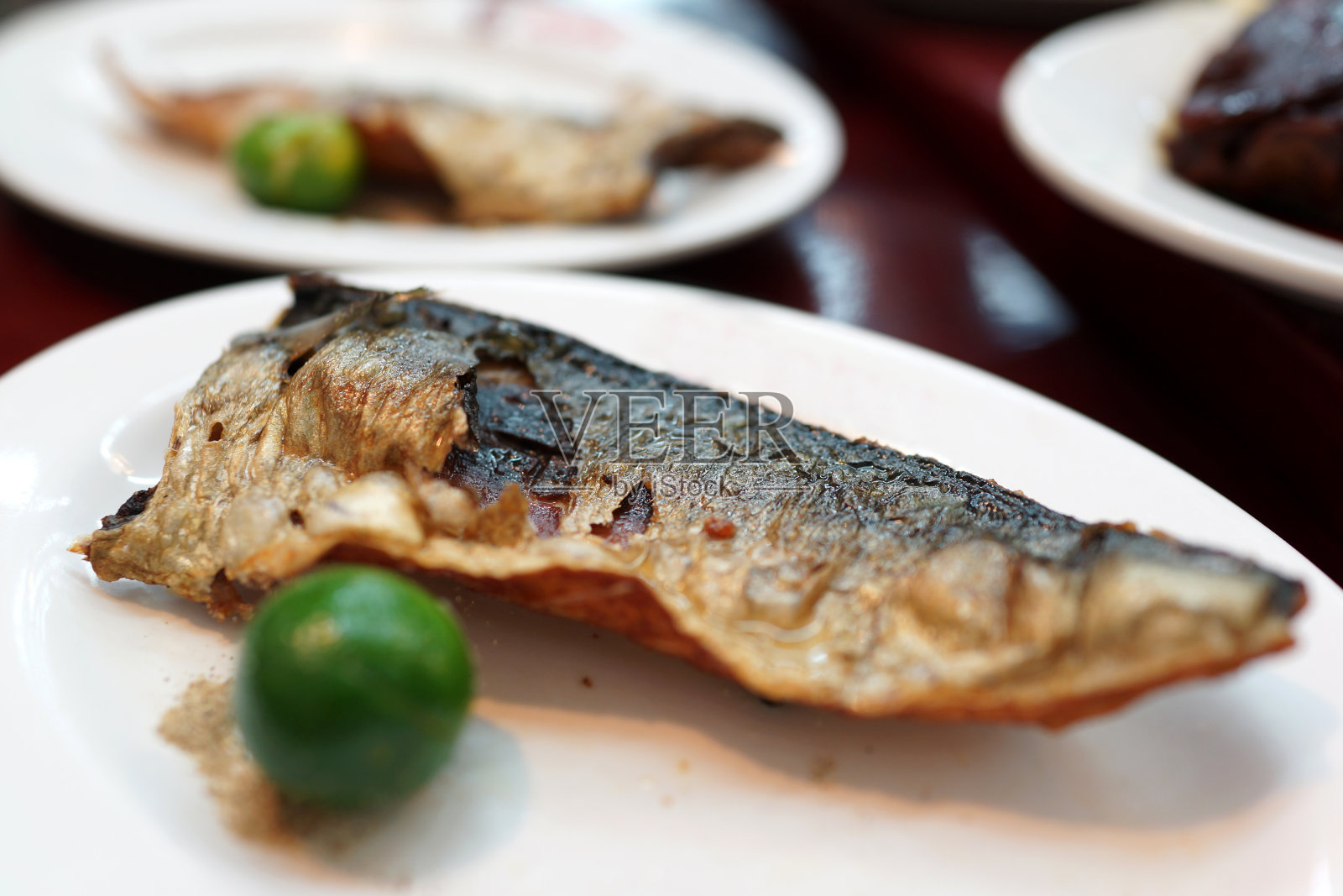 海鲷鱼酸橙和盐照片摄影图片