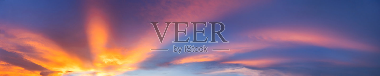 黄昏全景天空背景与彩色云彩在黄昏。照片摄影图片