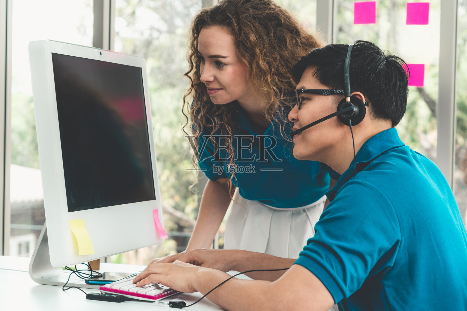 商务人员戴着耳机在办公室工作照片摄影图片