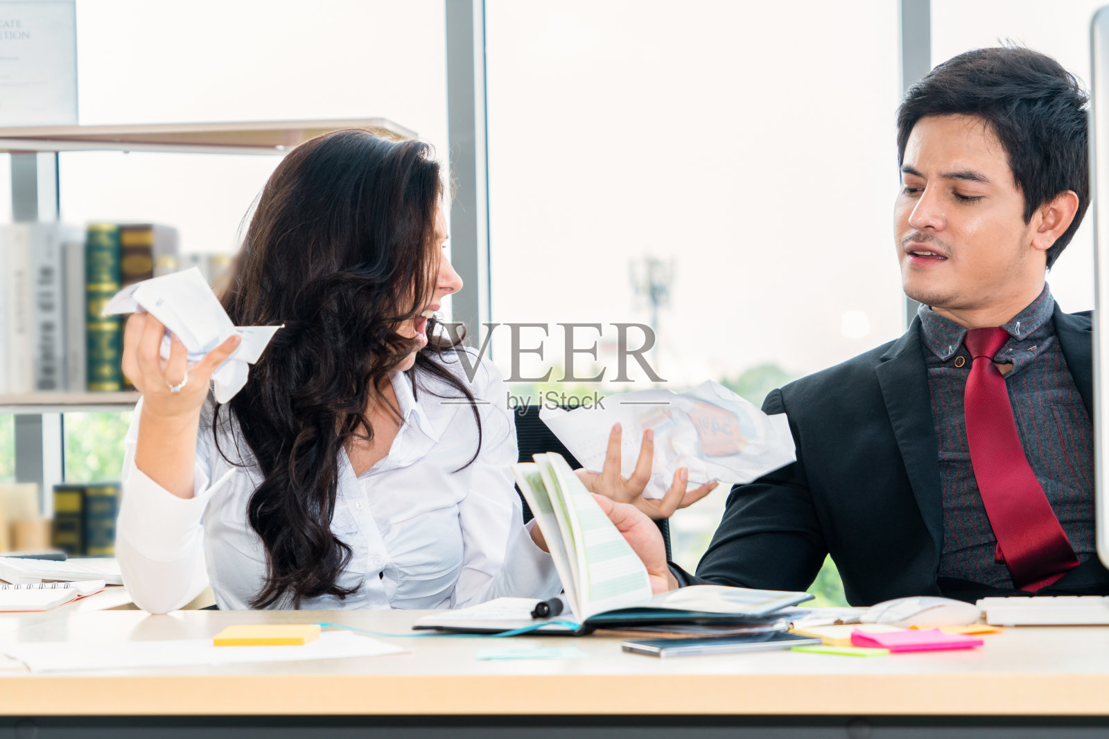 不开心的商务人士在办公室争论工作问题照片摄影图片