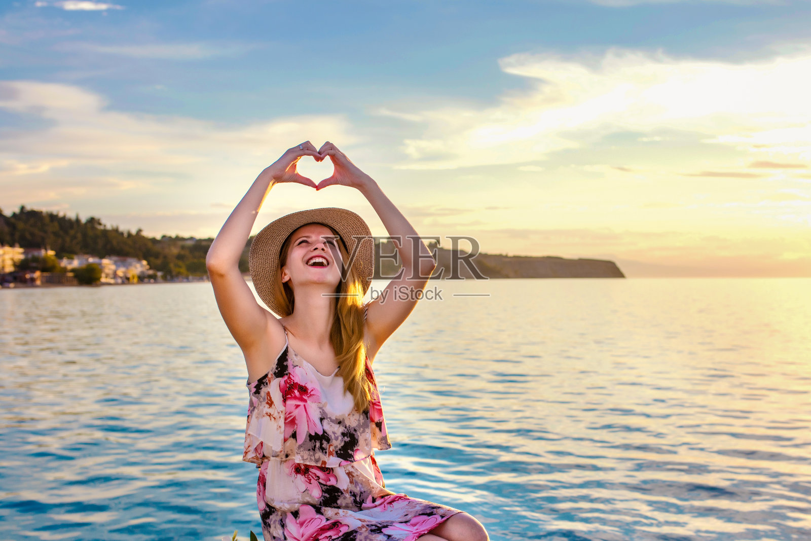 海滩上的女人照片摄影图片