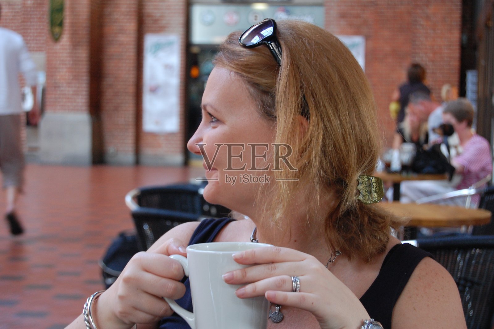 年轻漂亮的丹麦女人在喝咖啡照片摄影图片