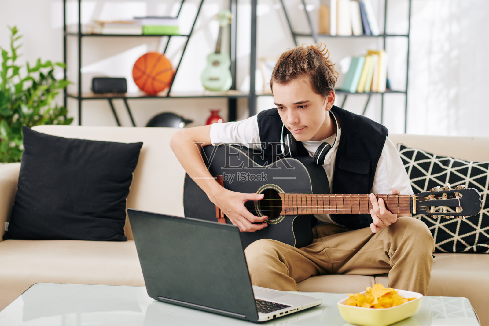 青少年学习弹吉他照片摄影图片