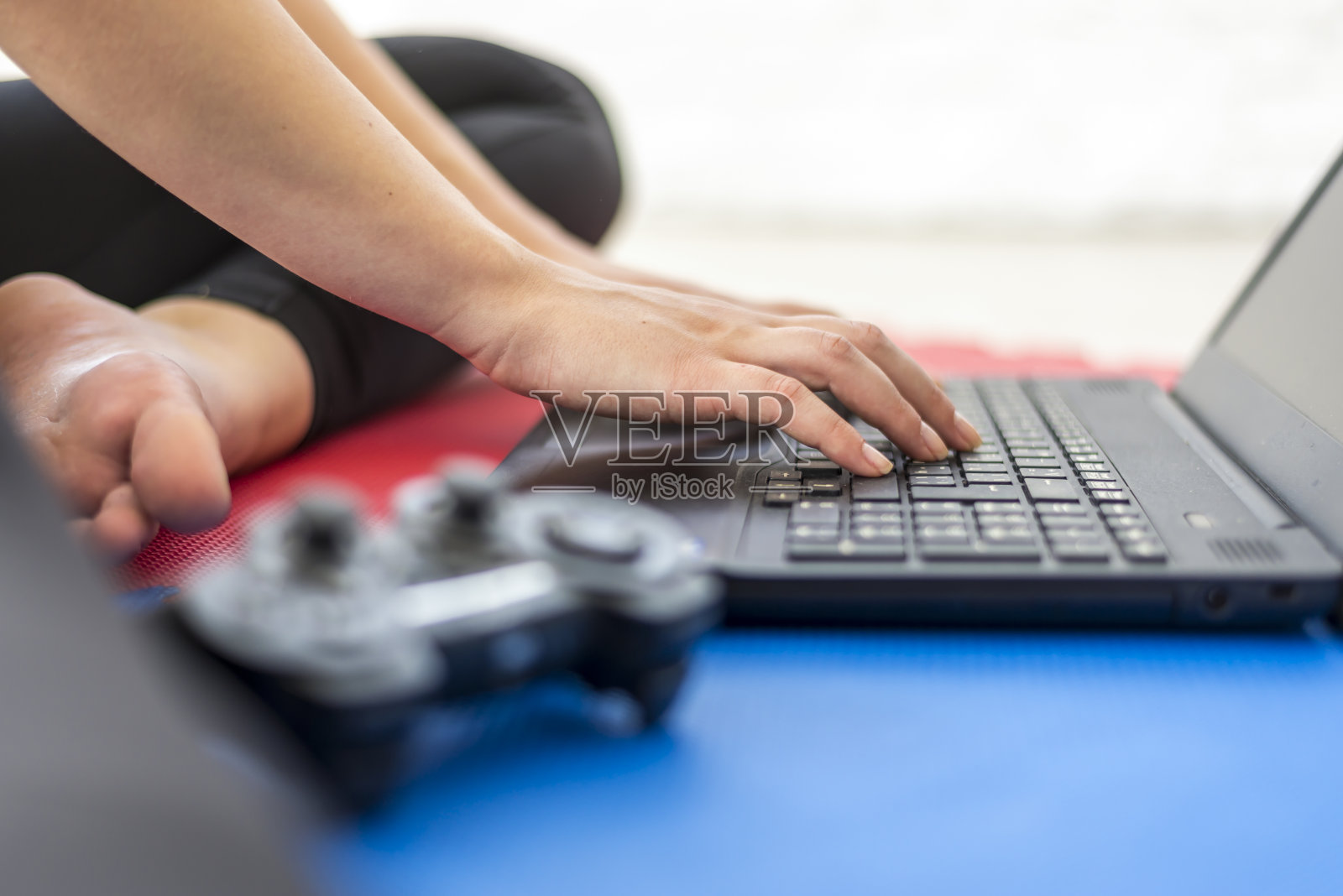 女运动员在家进行运动训练。照片摄影图片