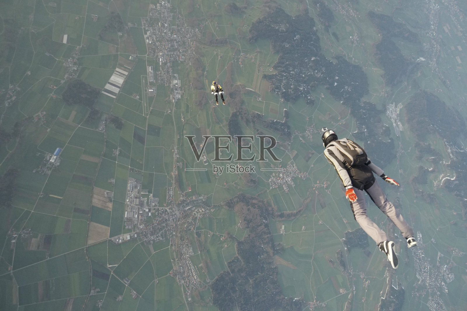 自由落体者在山景之上翱翔照片摄影图片