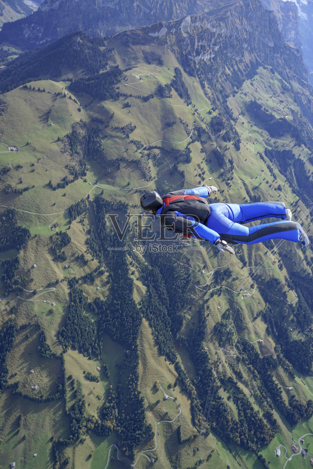 自由落体跳伞者在山景之上翱翔照片摄影图片