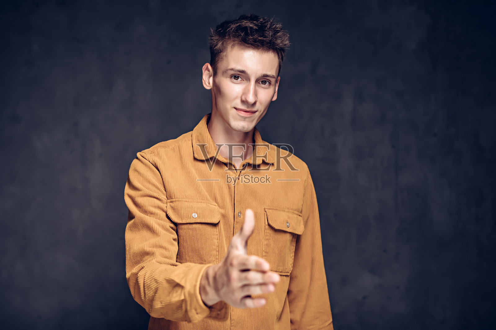 白人男子在黑暗的背景下握手照片摄影图片