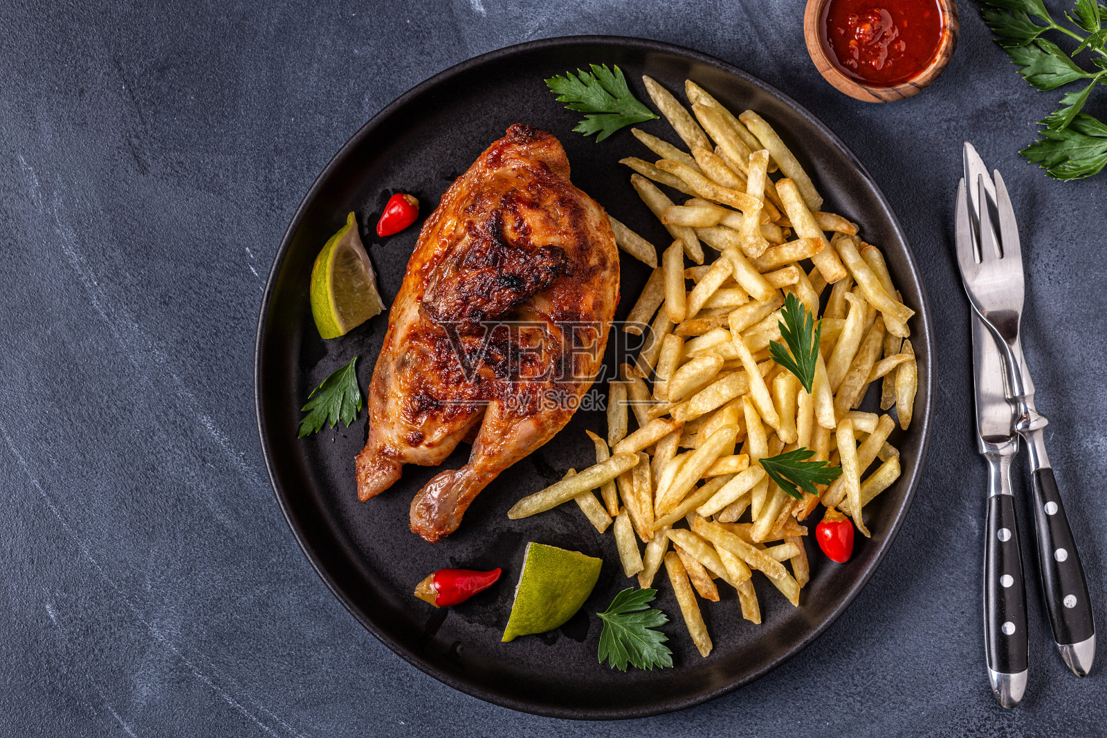 半烤鸡皮里皮里配炸薯条照片摄影图片