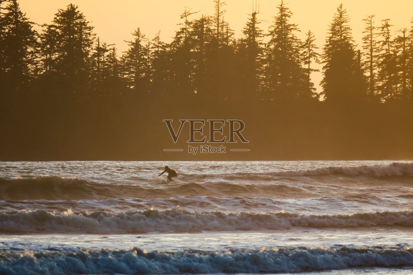 夕阳冲浪者照片摄影图片