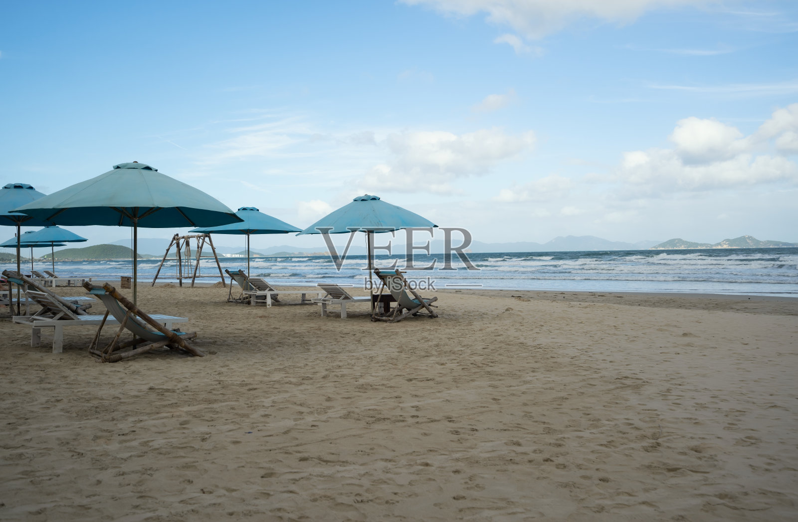 美丽的天空和海岸线，芽庄，越南照片摄影图片