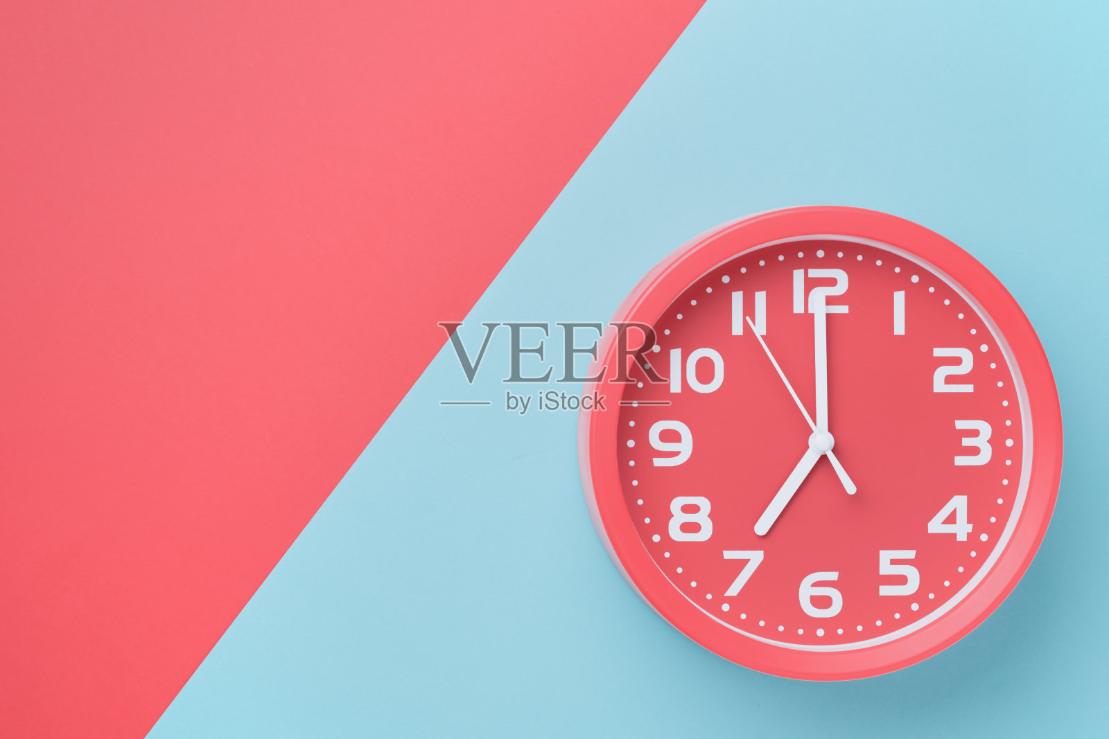 顶视图手表与一个圆形表盘在一个彩色背景的风格材料设计与复制空间照片摄影图片