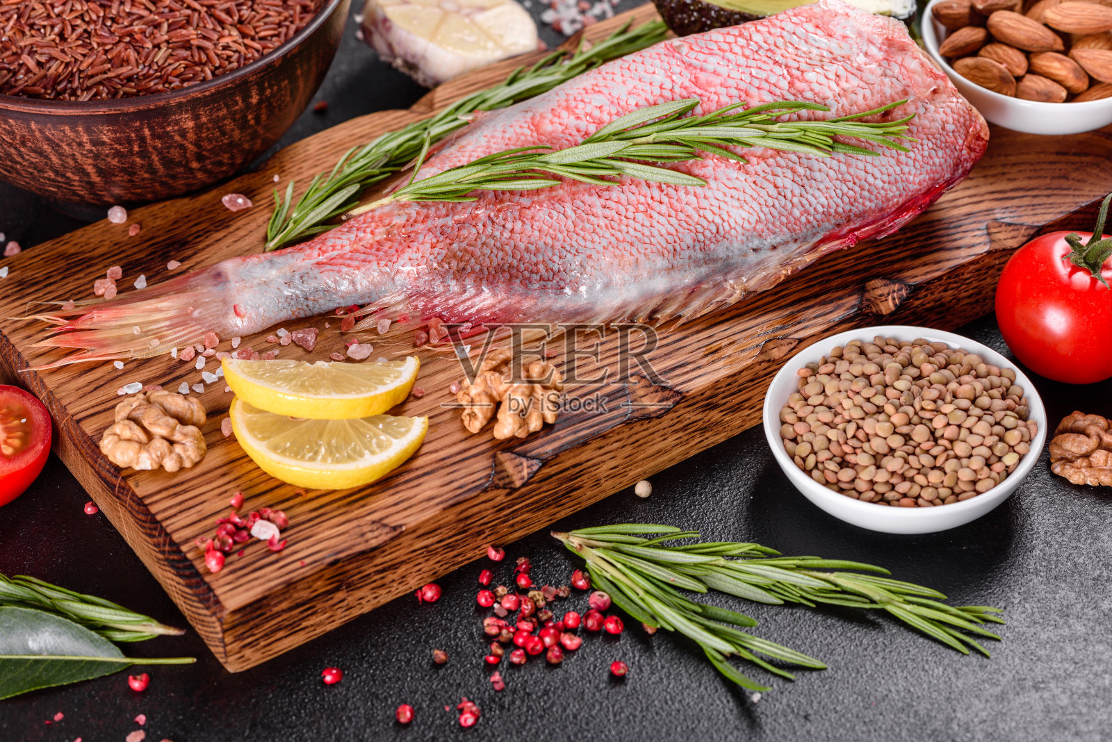 红鲈鱼的生鱼片，准备与香料和香草一起烘烤照片摄影图片