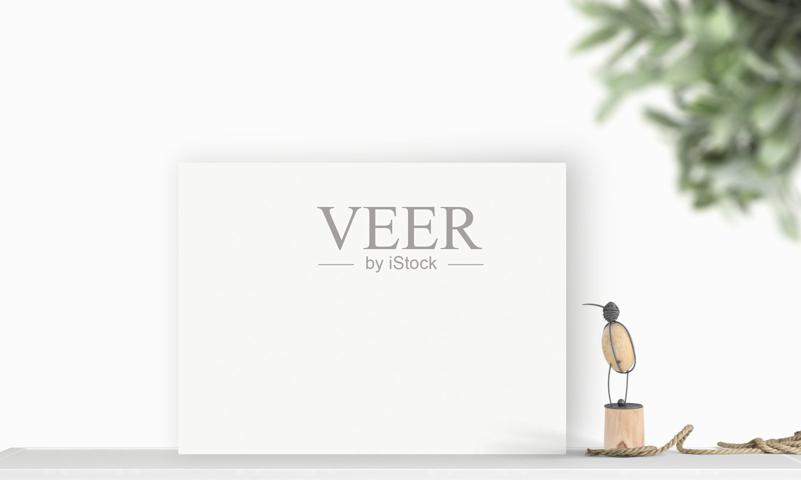 室内水平矩形海报模型站在桌子上，植物和装饰在空白的白色墙壁背景。绘制插图。照片摄影图片