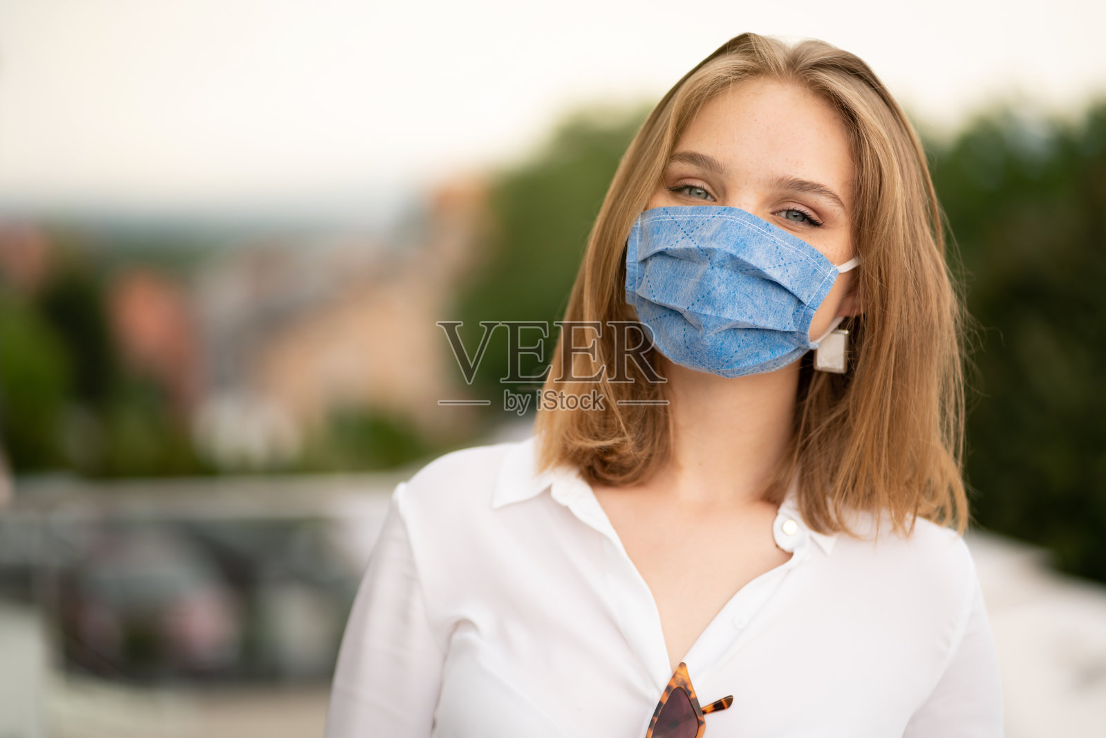 你还能看到她眼中的微笑照片摄影图片