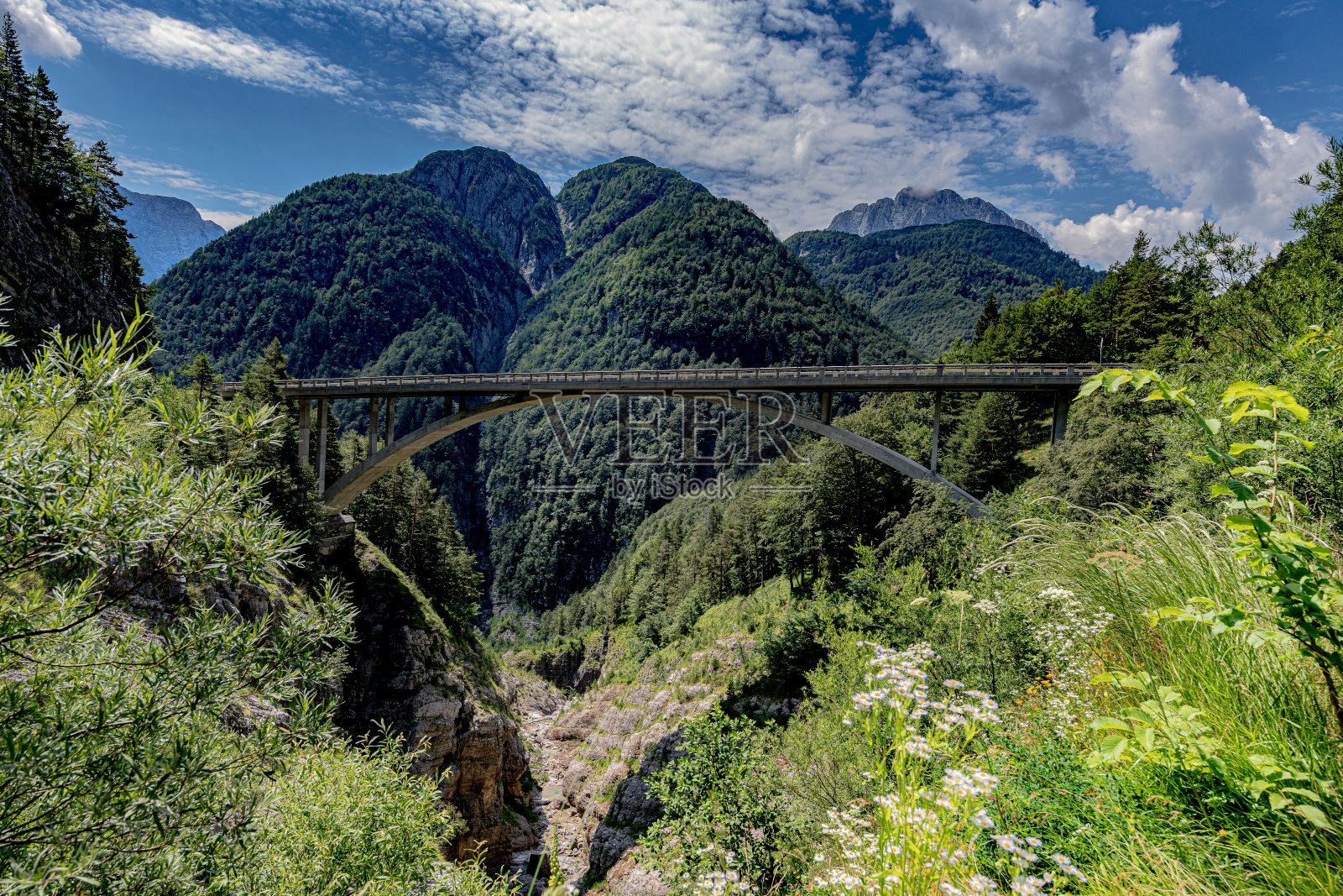 通往曼加特的山路，高架桥，特里格拉夫国家公园，Primorska，朱利安阿尔卑斯山，斯洛文尼亚照片摄影图片