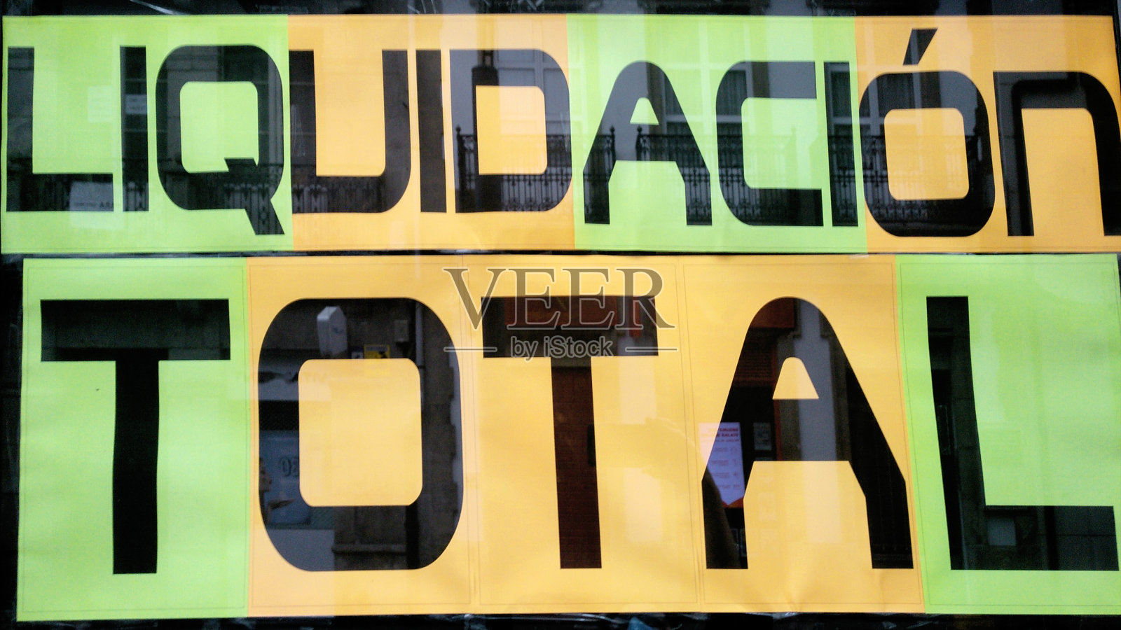 清盘，橱窗上的停业销售标志。照片摄影图片