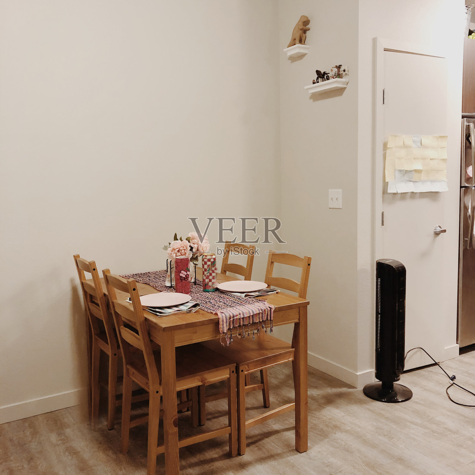 四人可爱的木制餐桌在现代公寓家庭照片摄影图片