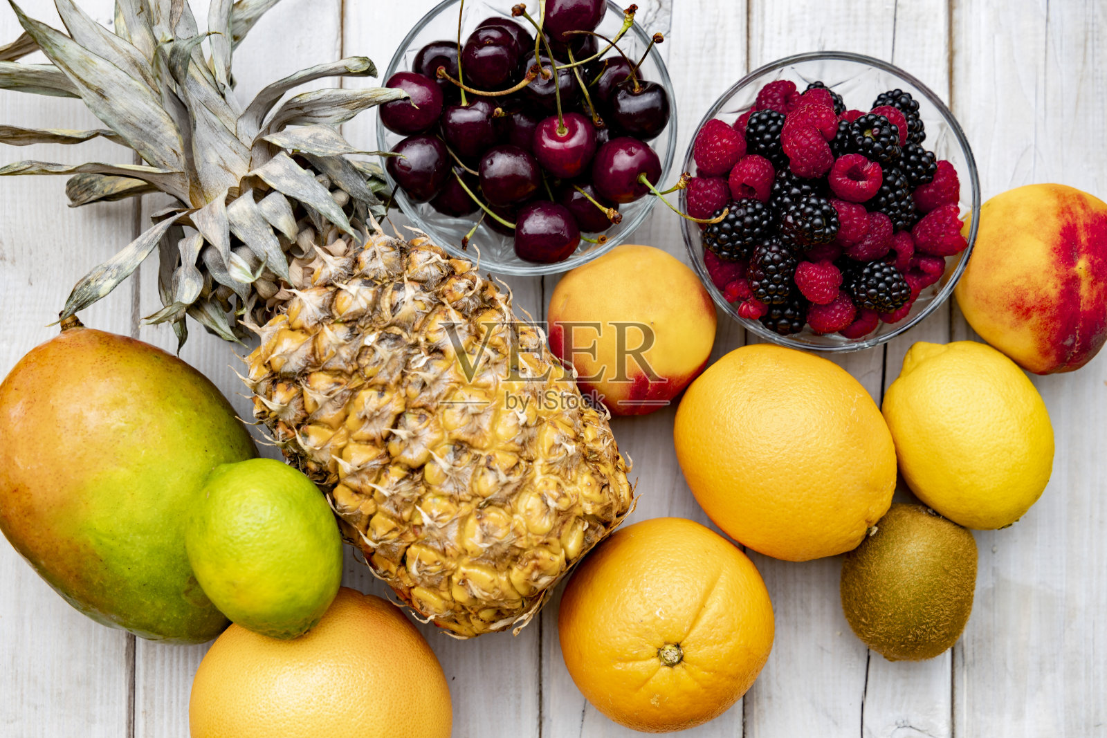 在绿草如茵的背景下，木桌上放着水果照片摄影图片