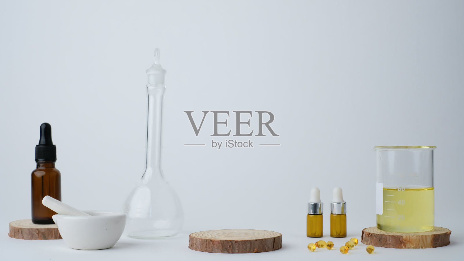 用实验室的护肤玻璃和成分进行研发实验。照片摄影图片