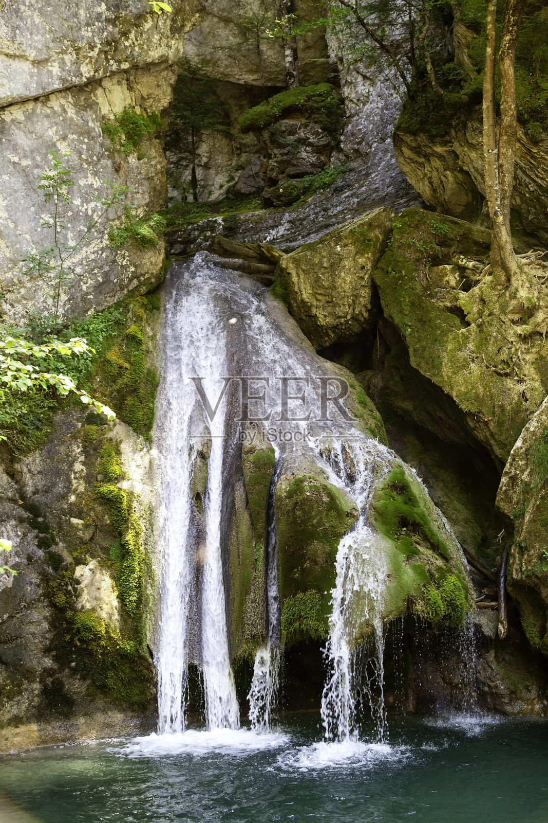 山上的瀑布照片摄影图片