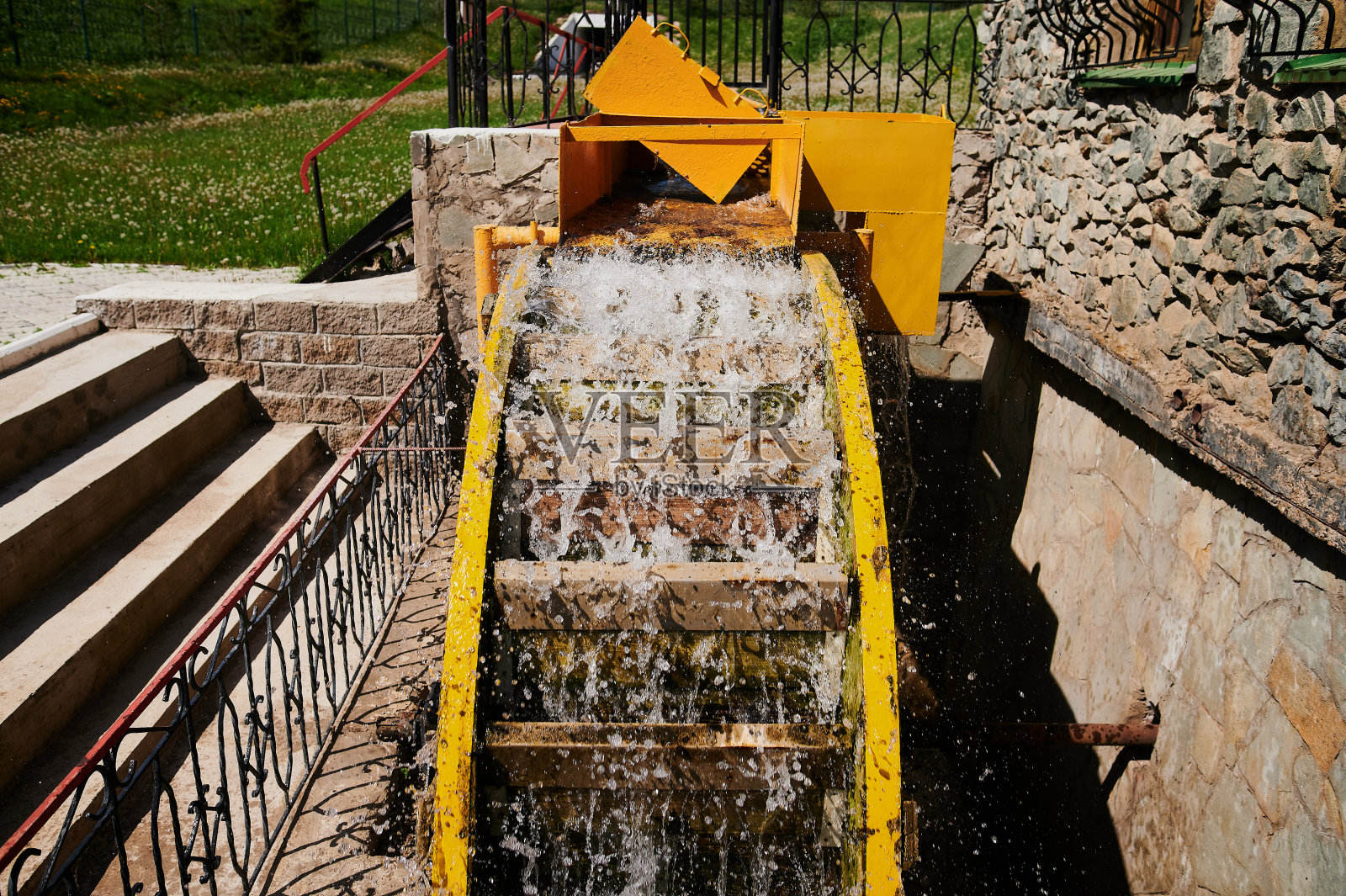 水轮关闭与落磨工作。照片摄影图片