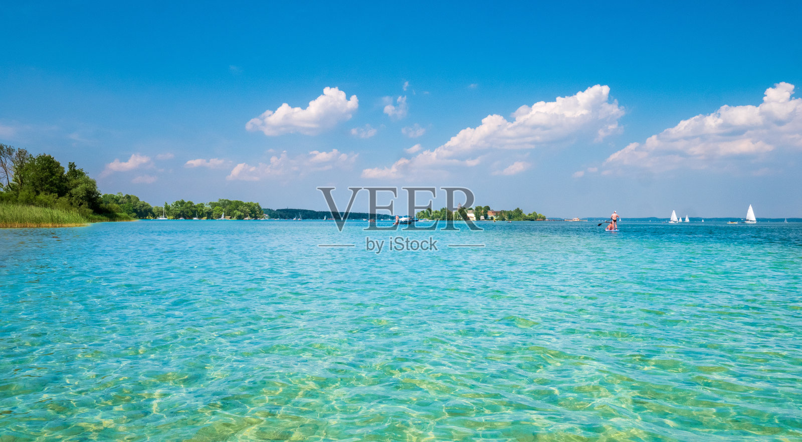 在一个阳光明媚的夏日，基姆湖照片摄影图片