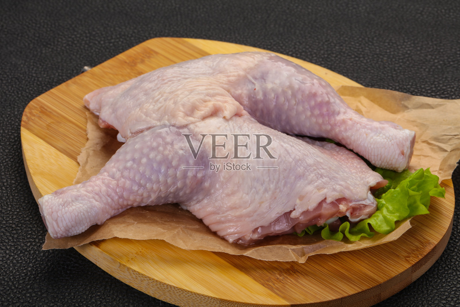 生的鸡腿照片摄影图片