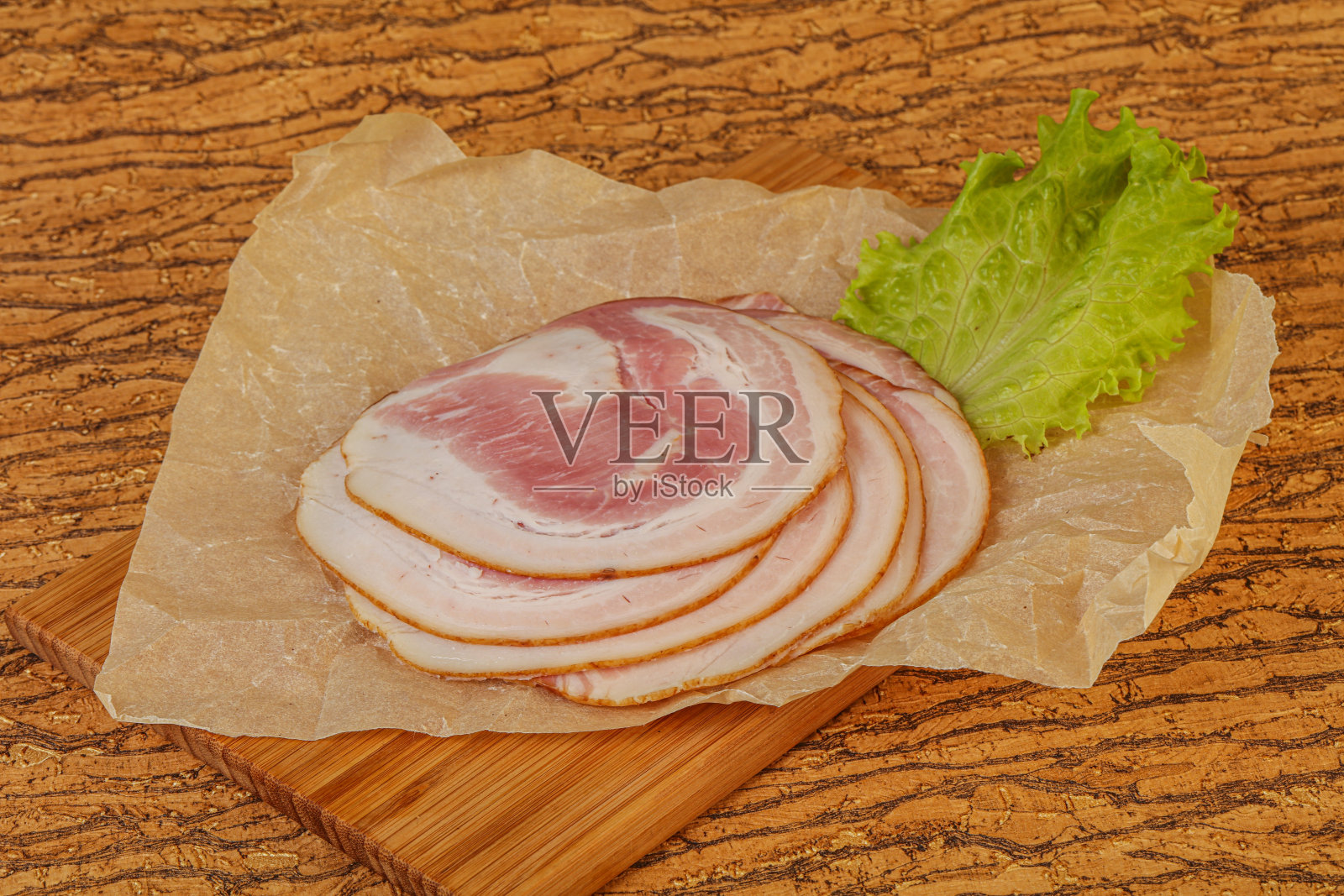 切成薄片的烟肉香肠照片摄影图片