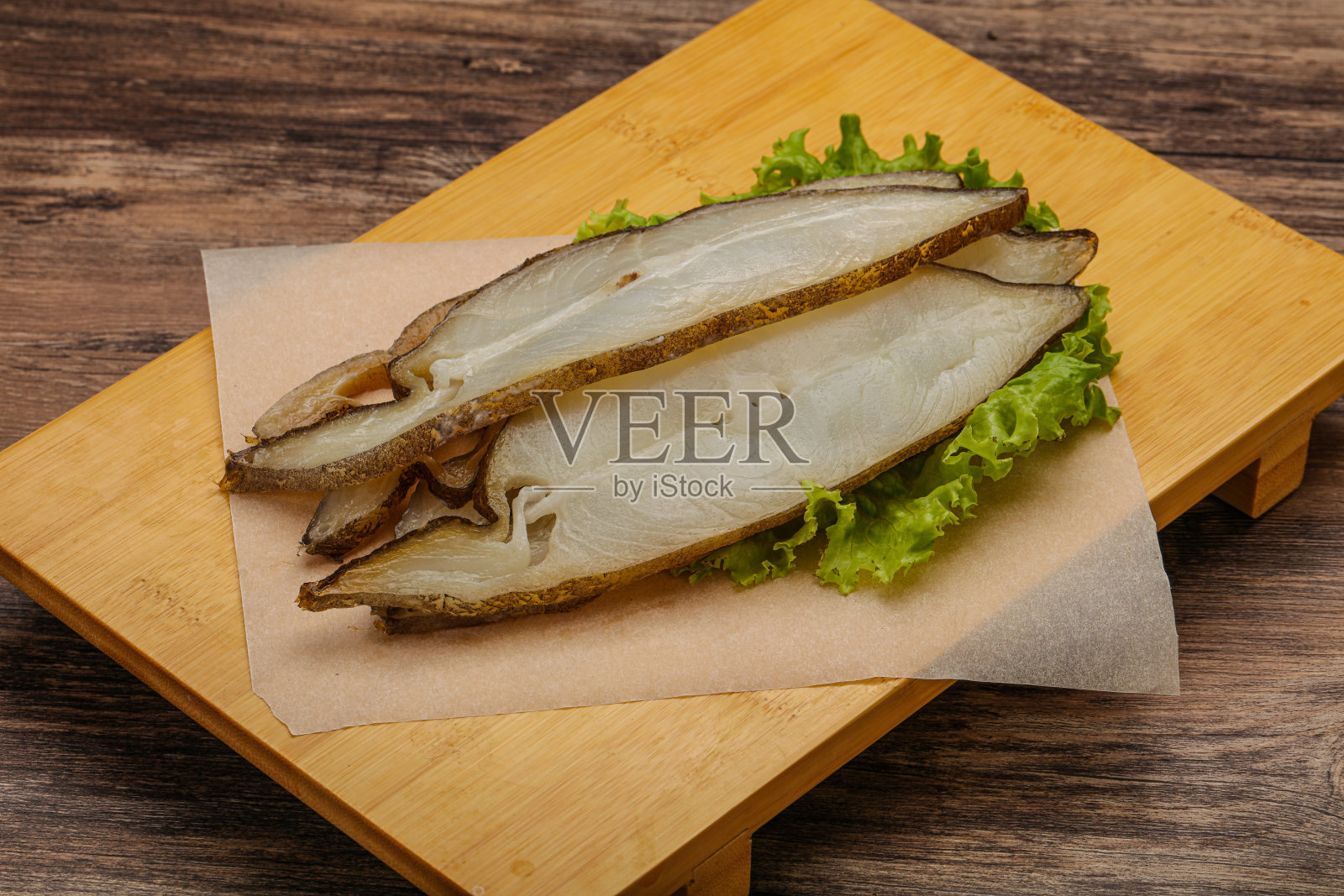 美味的烟熏比目鱼片小吃照片摄影图片