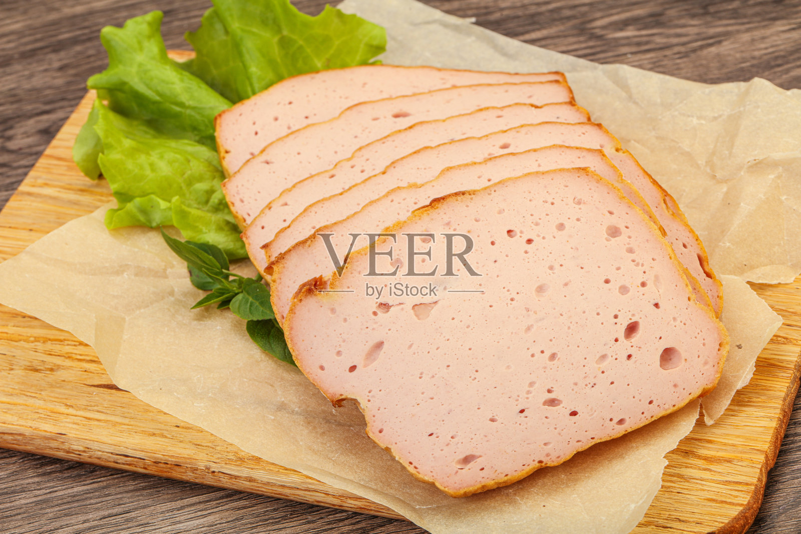 在船上煮猪肉香肠照片摄影图片